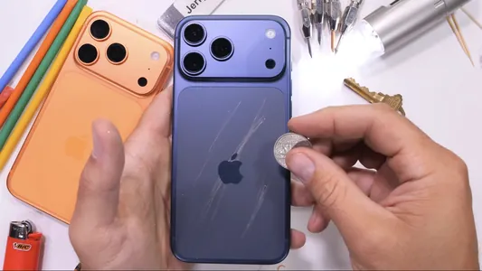 JerryRigEverything испытал iPhone 17 Pro: не стоит держать его в кармане с ключами