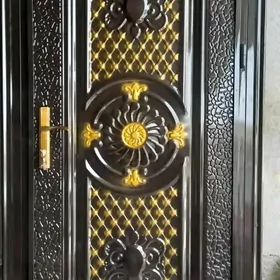 Tâze gapy Новая дверь
