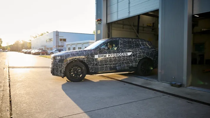 BMW ilkinji gezek wodorodly X5 krossowerini görkezdi