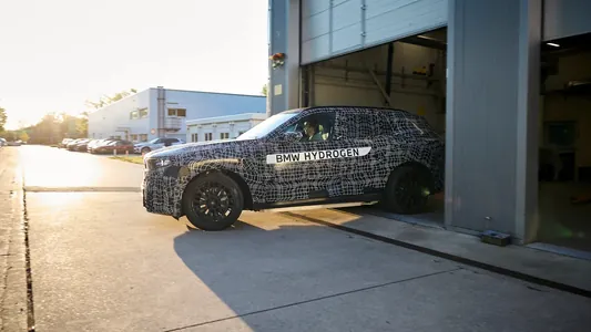 BMW ilkinji gezek wodorodly X5 krossowerini görkezdi