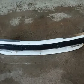 Mercedesin bamperi W124