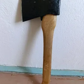 топор