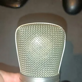 behringer B1