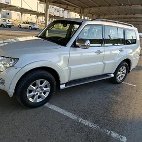 Mitsubishi Pajero 2015