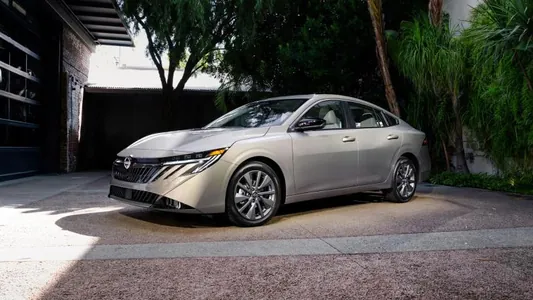 Nissan Sentra-nyň dokuzynjy nesli täze dizaýnda çykdy, ýöne öňki motoryny saklap galdy