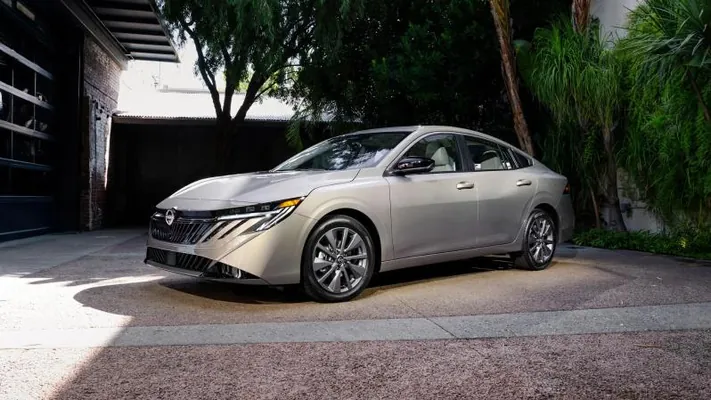 Nissan Sentra-nyň dokuzynjy nesli täze dizaýnda çykdy, ýöne öňki motoryny saklap galdy