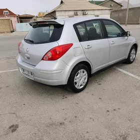 Nissan Tiida 2011