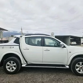 Mitsubishi L200 2012