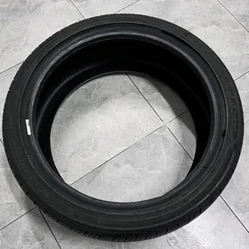 235 40 19 Bridgestone  1 stuk