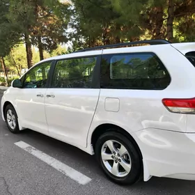 Toyota Sienna 2011