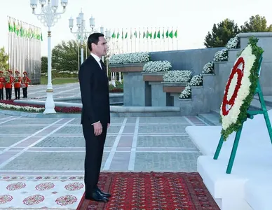 Serdar Berdimuhamedow Garaşsyzlyk binasyna gül goýmak dabarasyna gatnaşdy