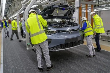 Volkswagen временно приостанавливает производство на заводах в Германии