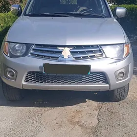 Mitsubishi L200 2012