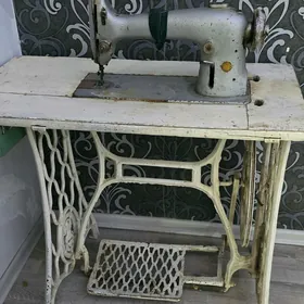 Швейная машина