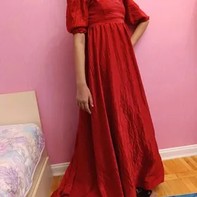 Платье со шлейфом