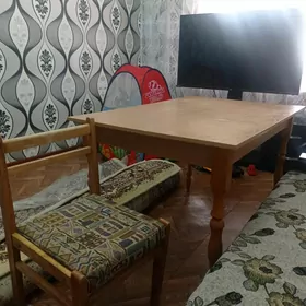 Продаю стол со стульями