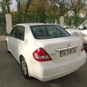 Nissan Tiida 2010