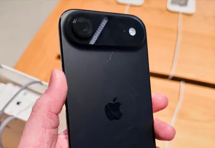 Apple kompaniýasy iPhone 17 Pro-daky çyzyklary duzly erginiň kömegi bilen aýyrmagy teklip edýär