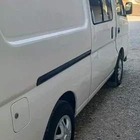 Nissan Urvan 2010