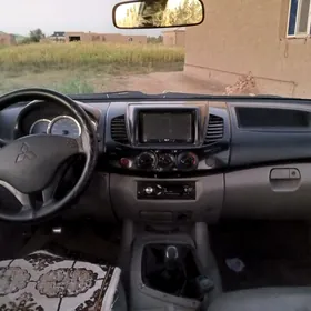Mitsubishi L300 2008