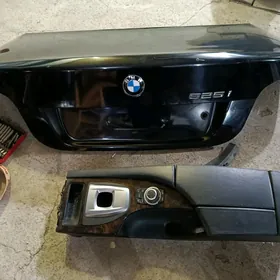 BMW E60 bagaz 2009