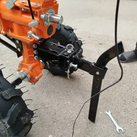 Traktor ýer sürýän трактор