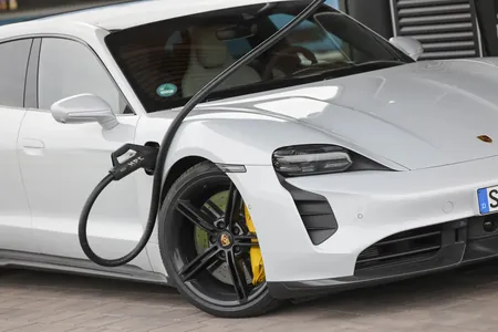 Продажи люксовых электромобилей Porsche, Audi и Mercedes падают
