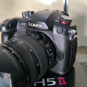 Lumix 5 II