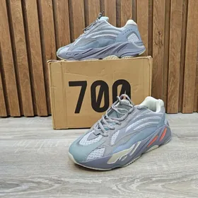 Adidas Yeezy 700