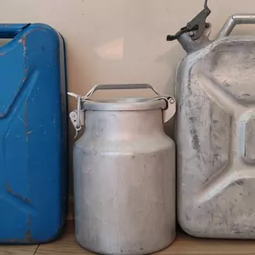 Канистры и фляга