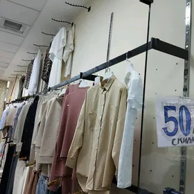 полка для одежды в магазине