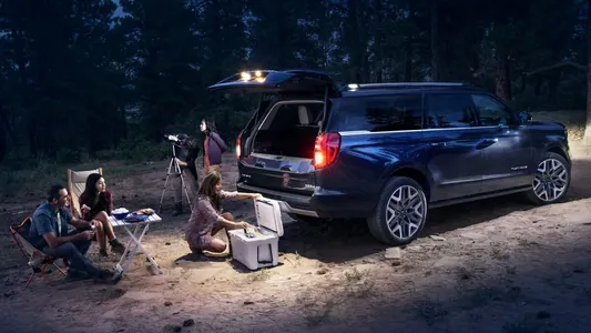 Ford Expedition 2025 получил круговое освещение для пикников и кемпинга