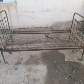 железная кровать