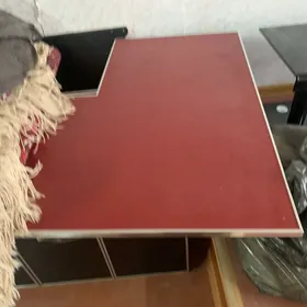 Okuw üçin stol hemde şkaf