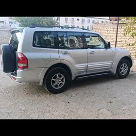 Mitsubishi Montero 2003