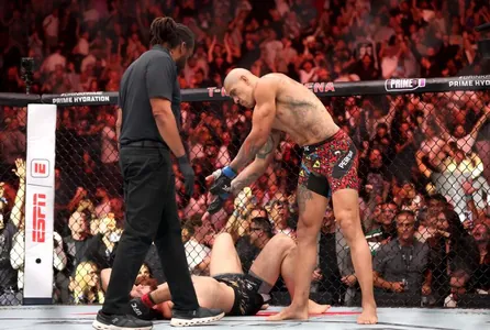 Pereýra sanlyja sekuntlarda Ankalaýewi nokauda gidirip, UFC-niň guşagyny gaýtaryp aldy