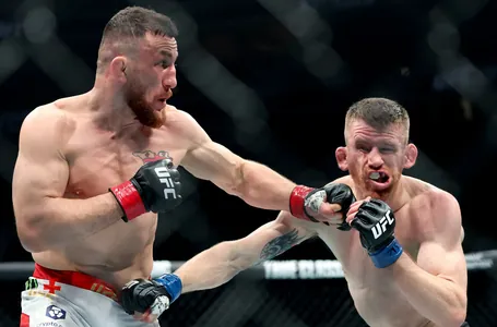 Merab Dwalişwili amerikaly Kori Sendhageni ýeňip, çempionlyk guşagyny gorady: UFC 320-niň netijeleri