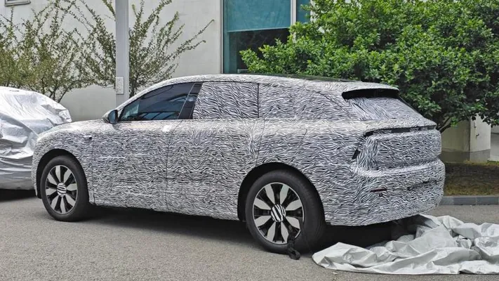 Audi krossoweri geljekde eýesini ýüzünden tanar