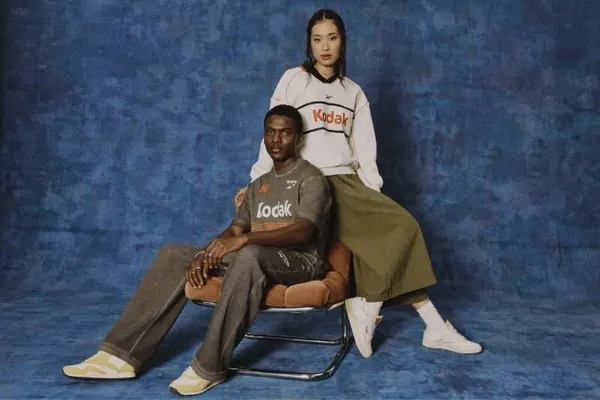 Reebok we Kodak 90-njy ýyllaryň äheňinde eşikleriň we krossowkalaryň toplumyny çykardylar