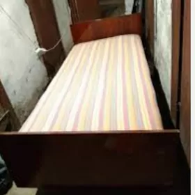 кровать