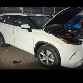 Toyota Highlander 2021