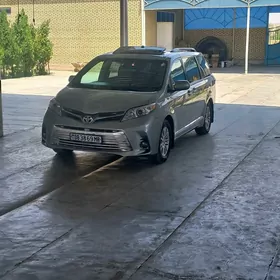 Toyota Sienna 2016