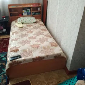 кроват с полками
