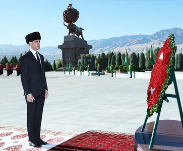 Serdar Berdimuhamedow Hatyra güni mynasybetli «Halk hakydasy» ýadygärlikler toplumyna gül goýdy