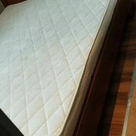 кровать