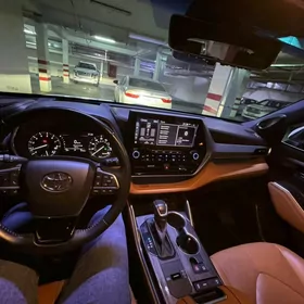 Toyota Highlander 2021
