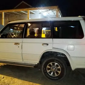 Mitsubishi Pajero 1992