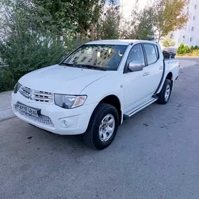 Mitsubishi L200 2011