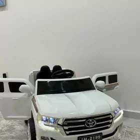 машина для детей Land Cruiser