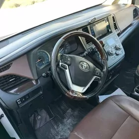 Toyota Sienna 2018